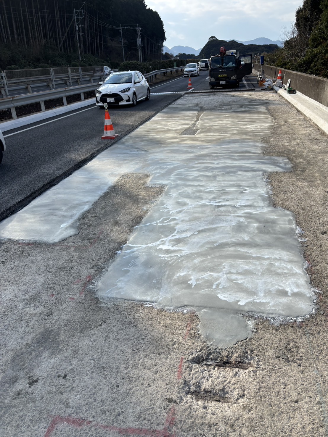 コンクリート補修工事の施工現場